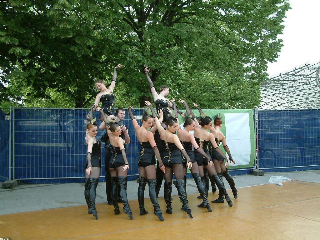 លទ្ធផលបាល់ទាត់សម្រាប់អ្នករាំ: ការបំលែងការប្រកួតឲ្យជាមជ្ឈមណ្ឌលសិល្បៈ