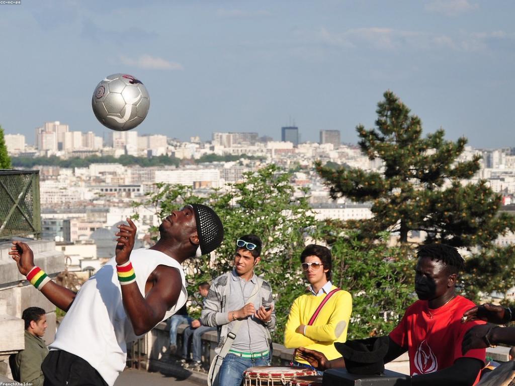 លទ្ធផលបាល់ទាត់សម្រាប់អ្នករាំ: ការបញ្ចូលទំនាក់ទំនងនៃសិល្បៈនិងកីឡា